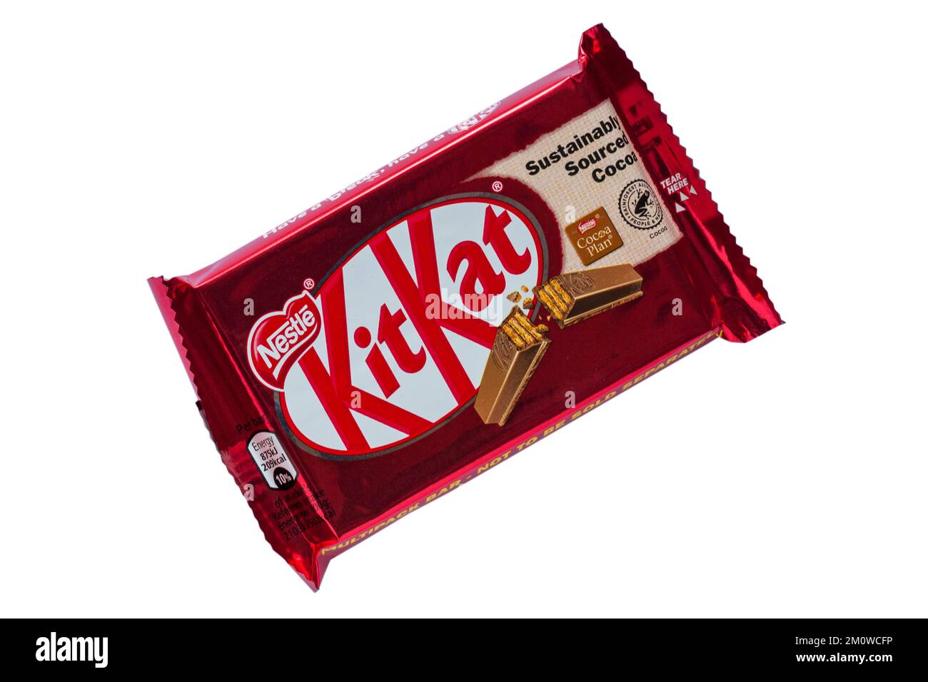 Barra di cioccolato al latte Nestle KitKat isolata su sfondo bianco - barra di cioccolato KitKat Kit-Kat Kit Kat - cacao di origine sostenibile Foto Stock