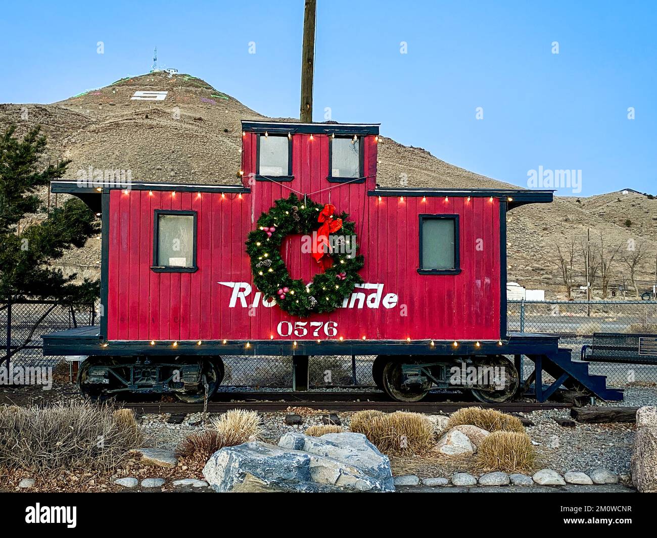 Caboose # 0576 si trova a Salida, Colorado decorato con una corona di Natale in inverno. Foto Stock