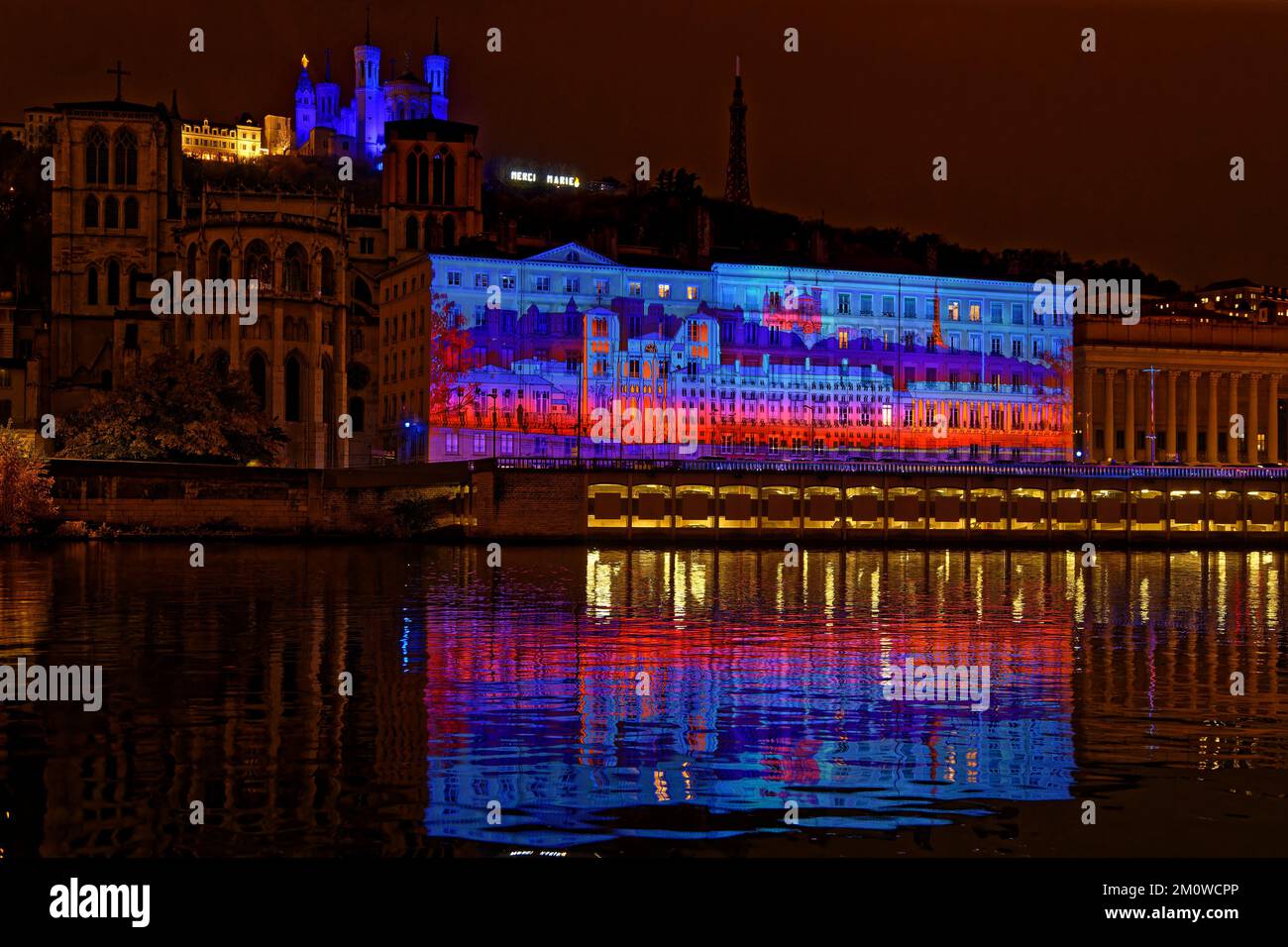 LIONE, FRANCIA, 7 dicembre 2022 : sponde del fiume Saone durante il Festival delle luci. Il Fete des Lumieres rivela la bellezza di Lione al tramonto quando la sua w Foto Stock