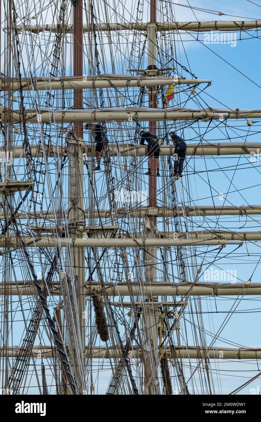 Las Palmas, Gran Canaria, Isole Canarie, Spagna. 8th dicembre 2022. L'equipaggio che effettua riparazioni in alto sull'attrezzatura della nave da addestramento norvegese, Sordandet; la nave completamente truccata più antica e più autentica del mondo ancora in servizio. La nave fu costruita nel 1927. Credit: Alan Dawson/Alamy Live News Foto Stock