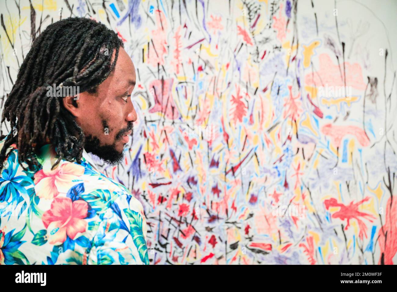 Londra, Regno Unito. 08th Dec, 2022. L'artista con molteplicità III Kartista Hyacinthe Ouattara con opere nella sua mostra personale 'la complessità dell'Universo' alla Galleria di Sulger-Buel a Londra. I lavori saranno esposti fino al 28th febbraio 2023 e sono stati creati durante la sua residenza in galleria. La Sulger-Buel Gallery è specializzata in arte contemporanea proveniente dall'Africa e dal Medio Oriente. Credit: Imageplotter/Alamy Live News Foto Stock