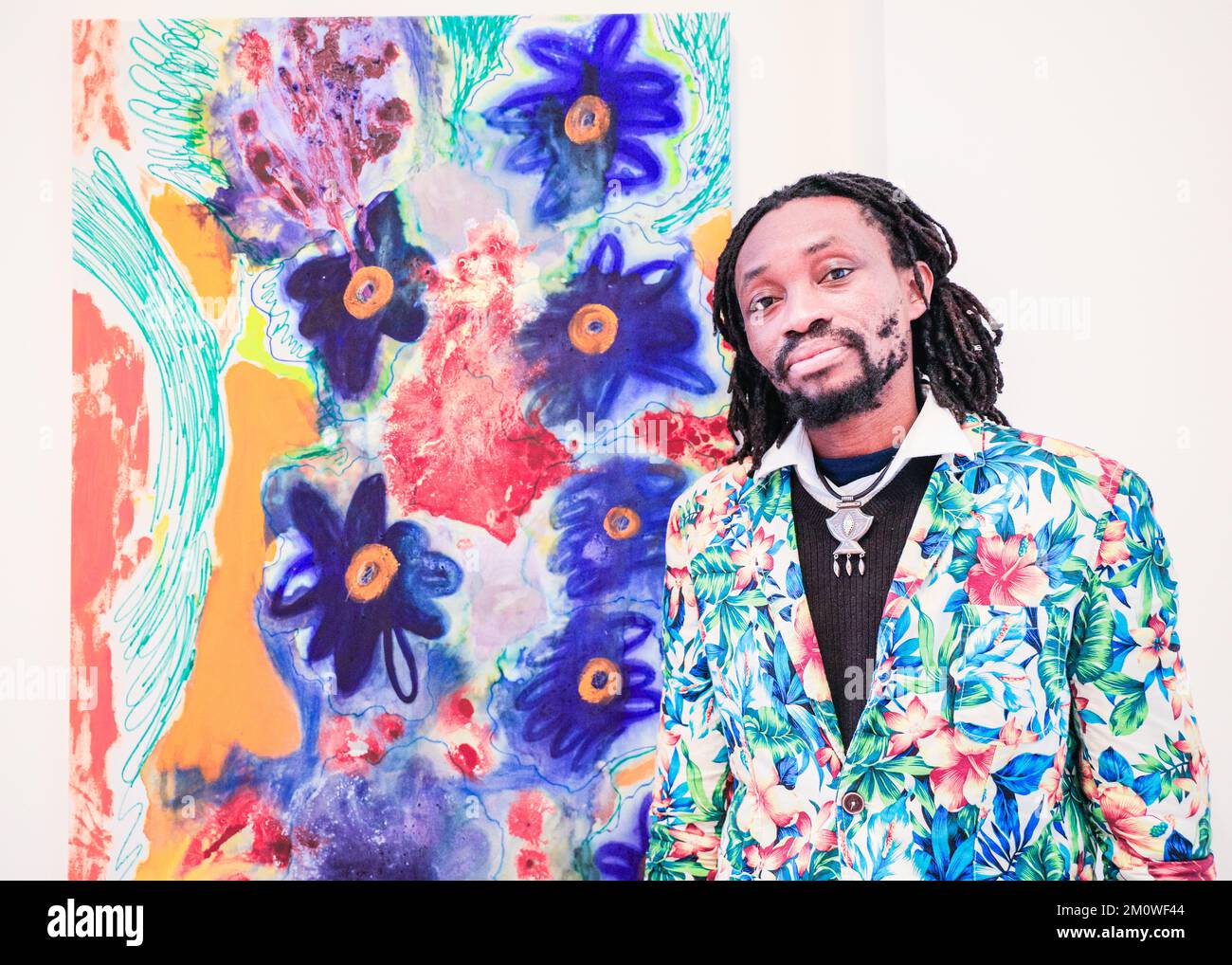 Londra, Regno Unito. 08th Dec, 2022. L'artista Hyacinthe Ouattara con opere nella sua mostra personale 'la complessità dell'Universo' alla Galleria di Sulger-Buel a Londra. I lavori saranno esposti fino al 28th febbraio 2023 e sono stati creati durante la sua residenza in galleria. La Sulger-Buel Gallery è specializzata in arte contemporanea proveniente dall'Africa e dal Medio Oriente. Credit: Imageplotter/Alamy Live News Foto Stock