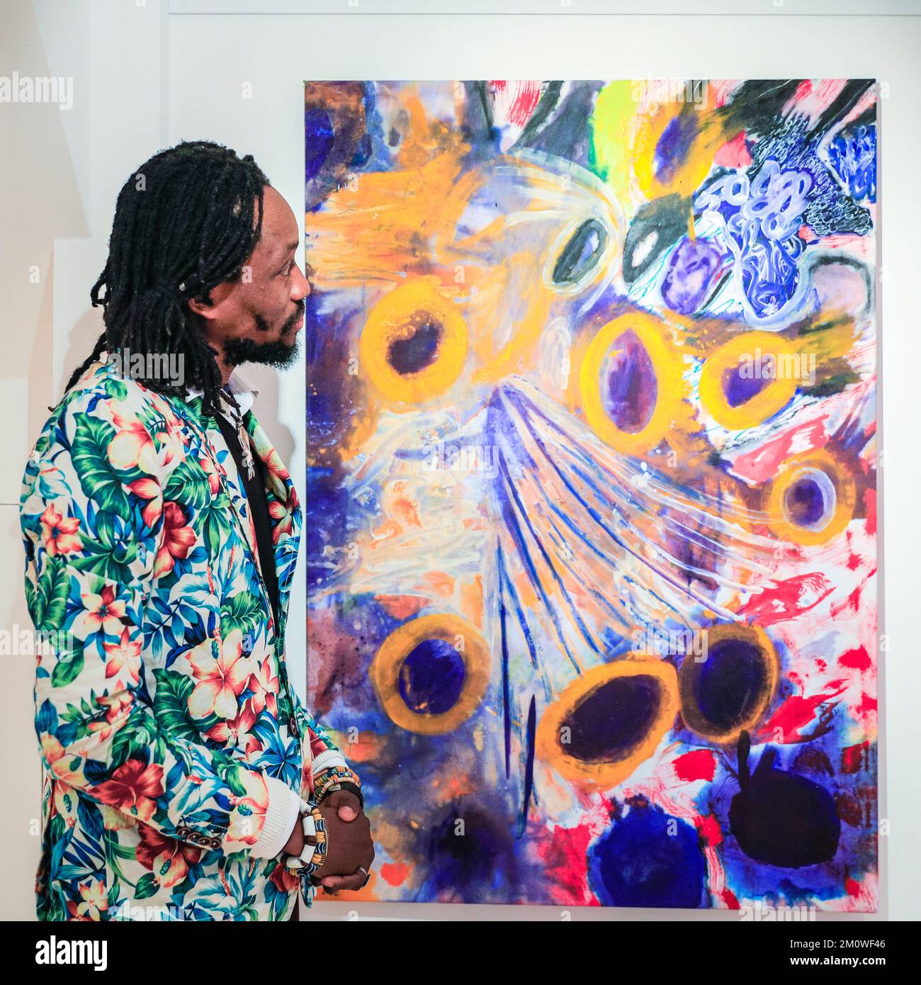 Londra, Regno Unito. 08th Dec, 2022. L'artista con girasole IV, 2022. L'artista Hyacinthe Ouattara con opere nella sua mostra personale 'la complessità dell'Universo' alla Galleria di Sulger-Buel a Londra. I lavori saranno esposti fino al 28th febbraio 2023 e sono stati creati durante la sua residenza in galleria. La Sulger-Buel Gallery è specializzata in arte contemporanea proveniente dall'Africa e dal Medio Oriente. Credit: Imageplotter/Alamy Live News Foto Stock