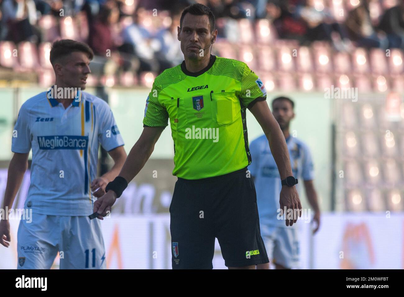 Reggio Calabria, Italia. 08th Dec, 2022. Mariani si refree durante la Reggina 1914 vs Frosinone Calcio, partita italiana di calcio Serie B a Reggio Calabria, dicembre 08 2022 Credit: Independent Photo Agency/Alamy Live News Foto Stock