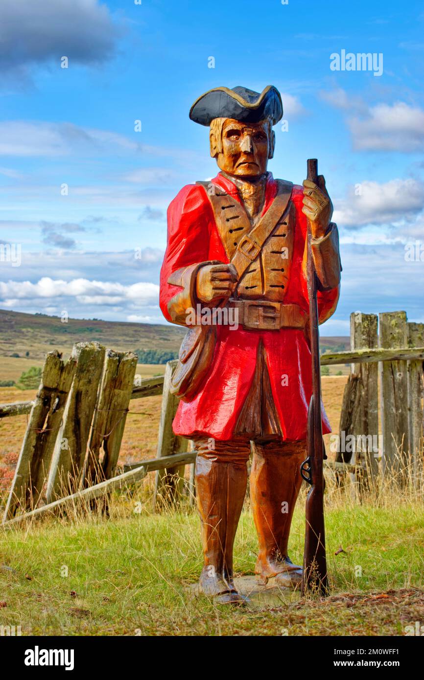 Dava Way Trail Moray Scotland scolpito replica di legno di un miliziaman visto lungo la passeggiata Foto Stock