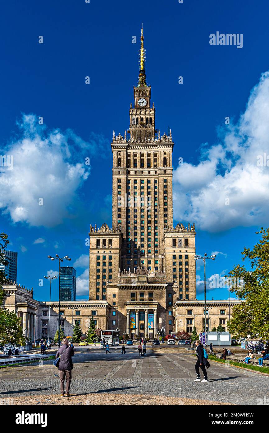 Varsavia. Vista sul Palazzo della Cultura e della Scienza, il centro di Varsavia. Sullo sfondo, gli alti edifici del centro di Varsavia. Foto Stock