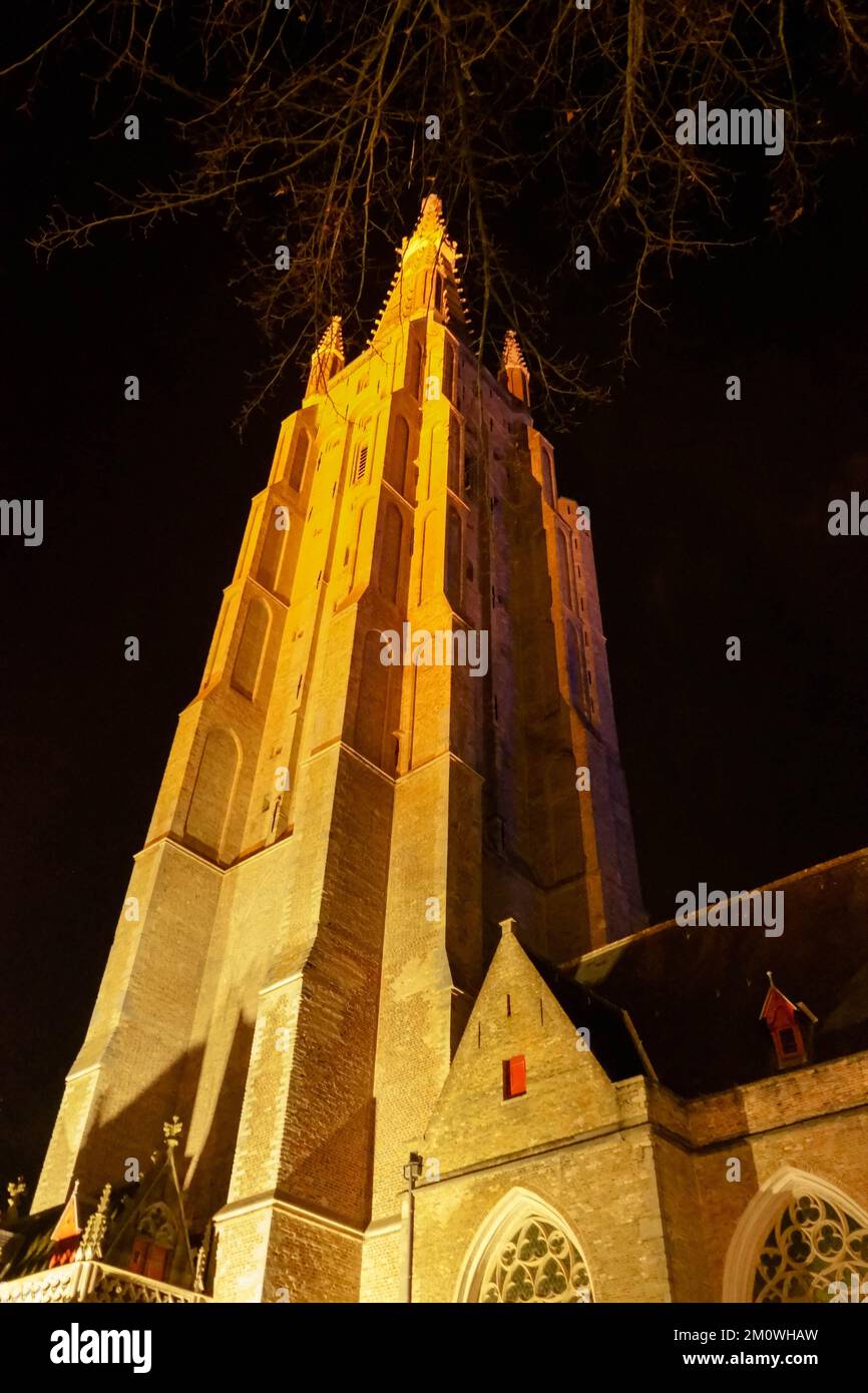 La torre gotica di 379 piedi della Chiesa di nostra Signora (Onze-lieve-Vrouwekerk) Bruges Belgio. Novembre 2022 Foto Stock