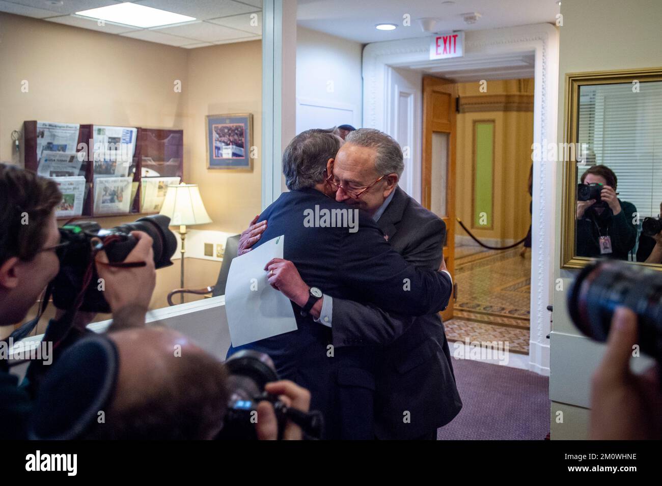 Chuck Schumer (democratico di New York), leader della maggioranza del Senato degli Stati Uniti, a destra, è abbracciato dal senatore degli Stati Uniti Gary Peters (democratico del Michigan) prima di una conferenza stampa sulla rielezione del senatore americano Raphael G. Warnock (democratico della Georgia), al Campidoglio degli Stati Uniti a Washington, DC, mercoledì, Dicembre 7, 2022. Credito: Rod Lamkey/CNP /MediaPunch Foto Stock