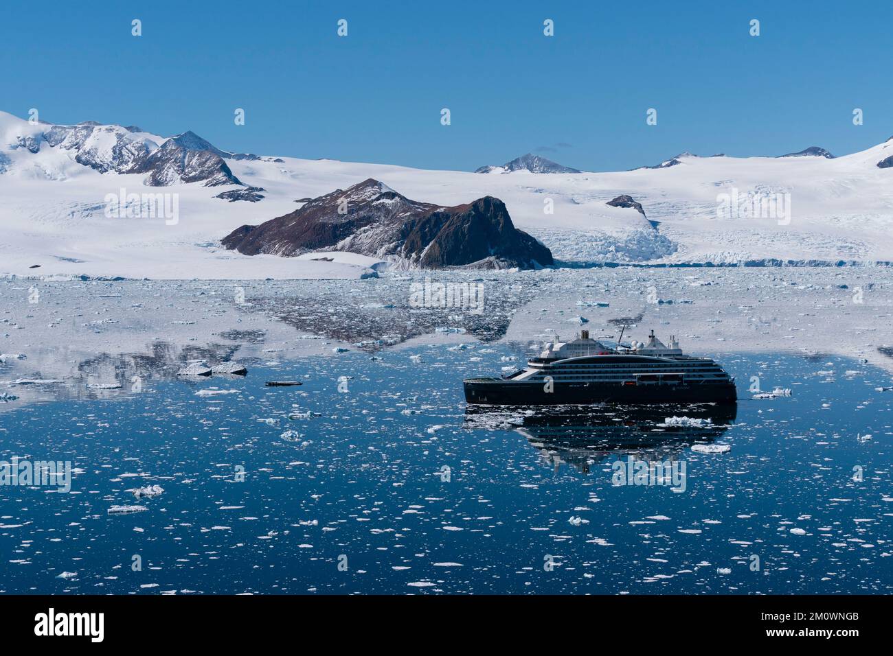 Veduta aerea della nave da crociera delle spedizioni polari le Commandant Charcot, Larsen Inlet, Weddell Sea, Antartide. Foto Stock