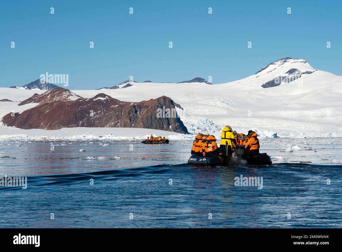 National Geographic Expeditions - ospiti Ponant alla scoperta del ghiacciaio di Larsen Inlet, Weddell Sea, Antartide. Foto Stock