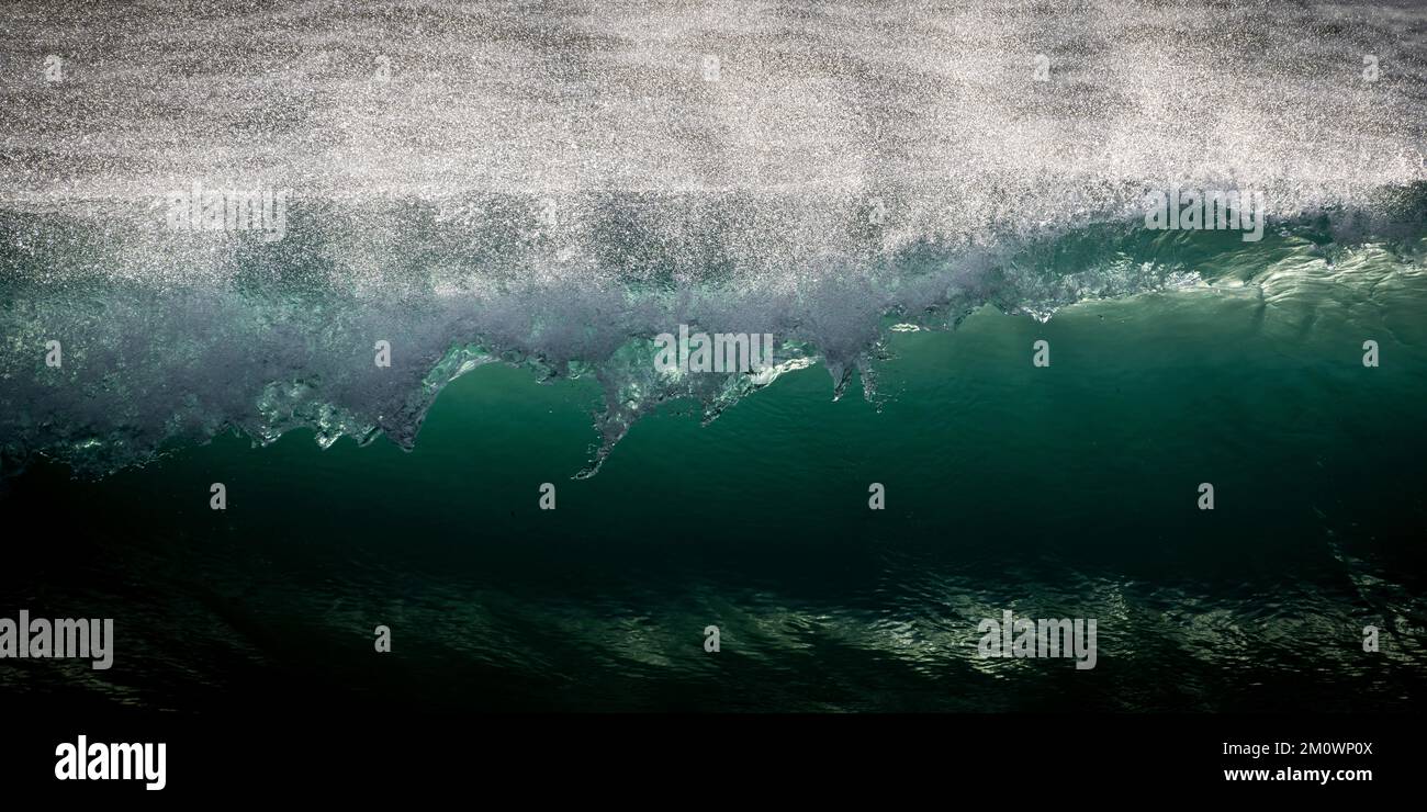 Onde che si schiantano nelle coste della Cornovaglia - tempesta - barili - Surf Foto Stock