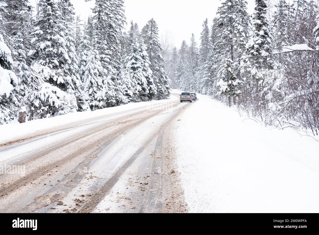 Strada di campagna dopo una forte nevicata. Foto Stock