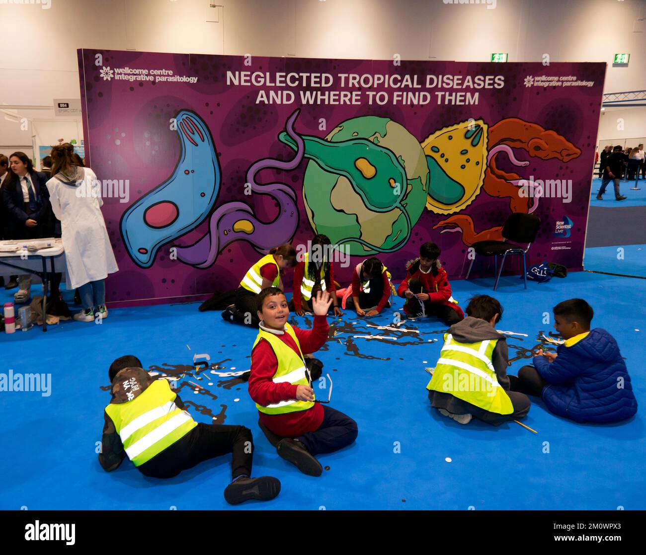 I bambini della Scuola si sono impegnati in attività presso il Centro di accoglienza per lo stand di Parasitologia Integrativa, durante la Giornata della Scuola dedicata, presso il New Scientist Live 2022 Foto Stock