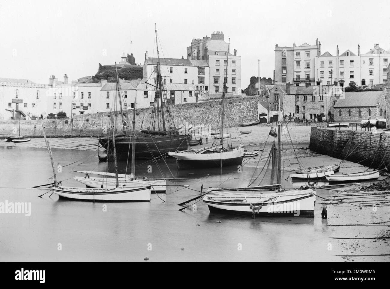 Vintage fine 19th ° secolo in bianco e nero fotografia del porto di Tenby nel Galles del Sud. Foto Stock