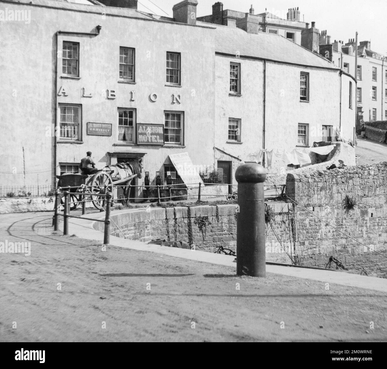 Vintage fine 19th ° secolo in bianco e nero fotografia di Tenby nel Galles del Sud. La foto mostra un uomo su un carrello trainato da cavalli fuori dall'Albion Hotel. Foto Stock