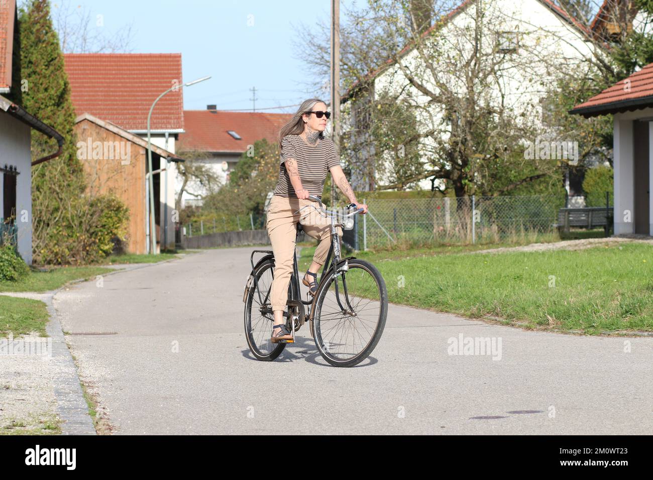 Miglior Ager Female modello 50 più fitness con Bicycle Ageing meglio. Frau im besten Alter, ganz sportlich auf dem Fahrrad. 50 Plus, Europa, Italia, Bewegung Foto Stock