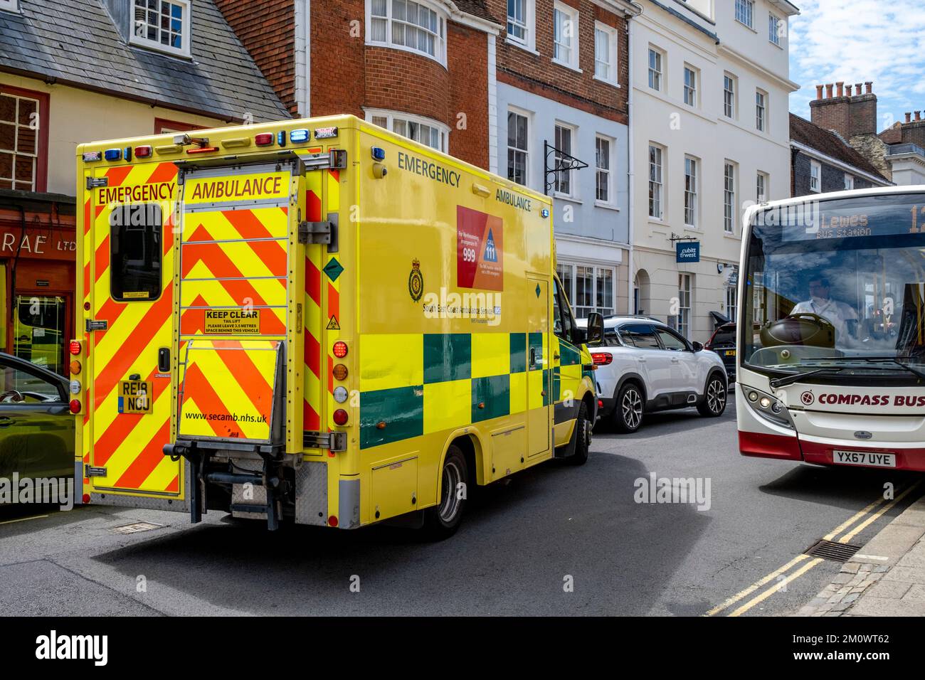 Un ambulanza bloccato in traffico pesante, High Street, Lewes, East Sussex, Regno Unito. Foto Stock