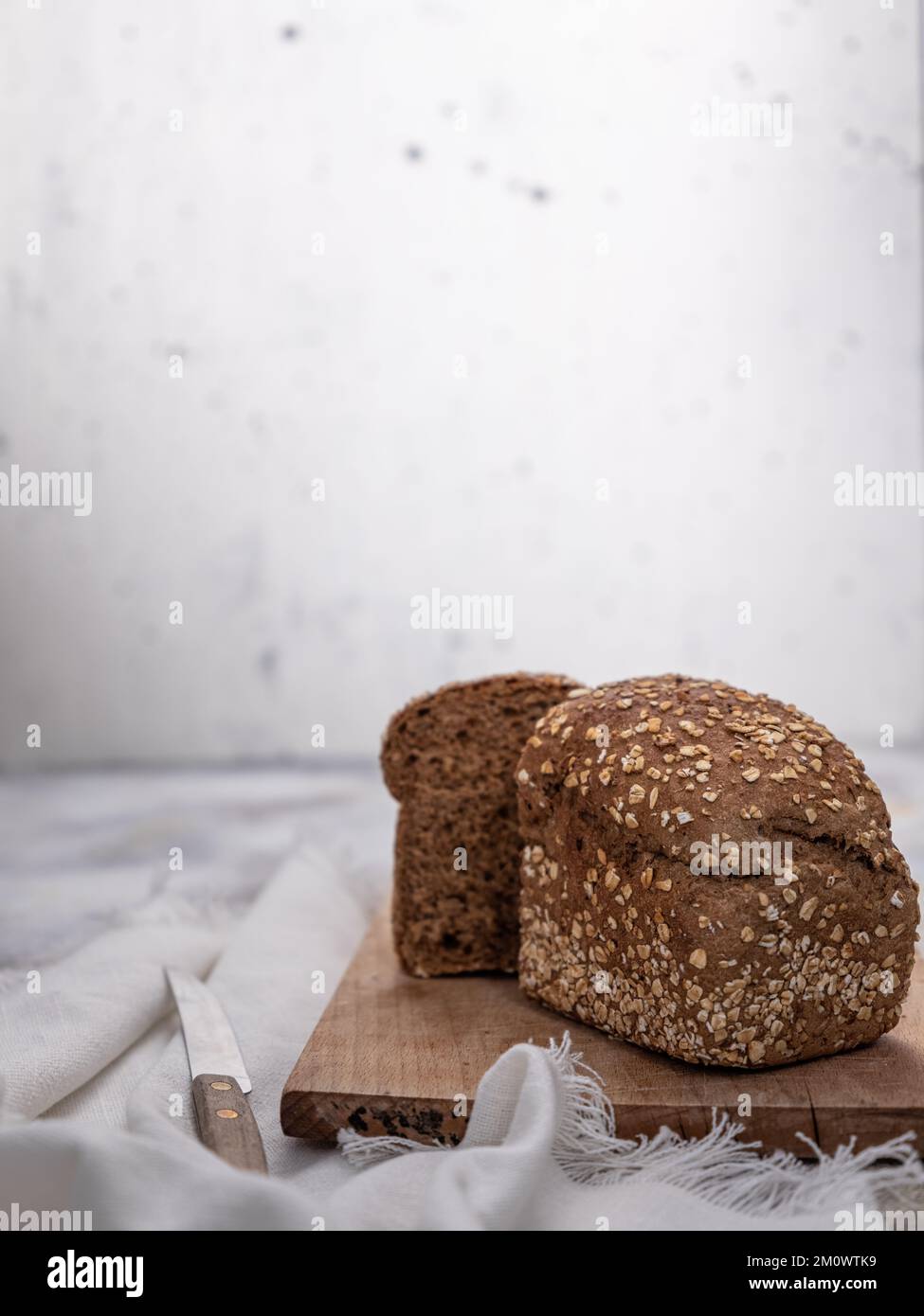 Pane appena sfornato sfondo grigio cemento Foto Stock