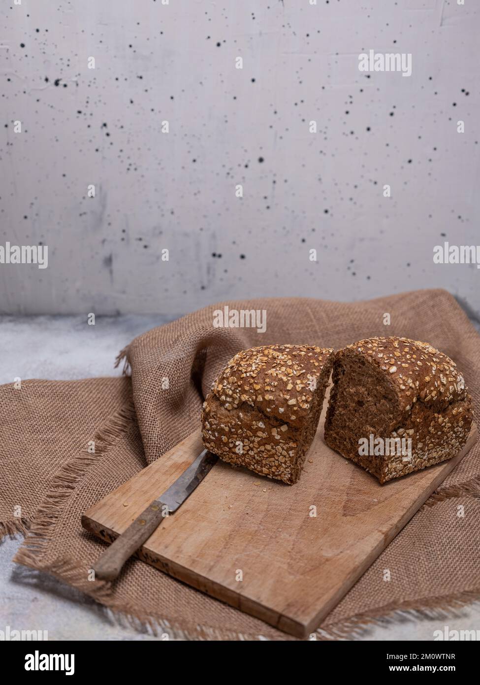 Pane appena sfornato sfondo grigio cemento Foto Stock