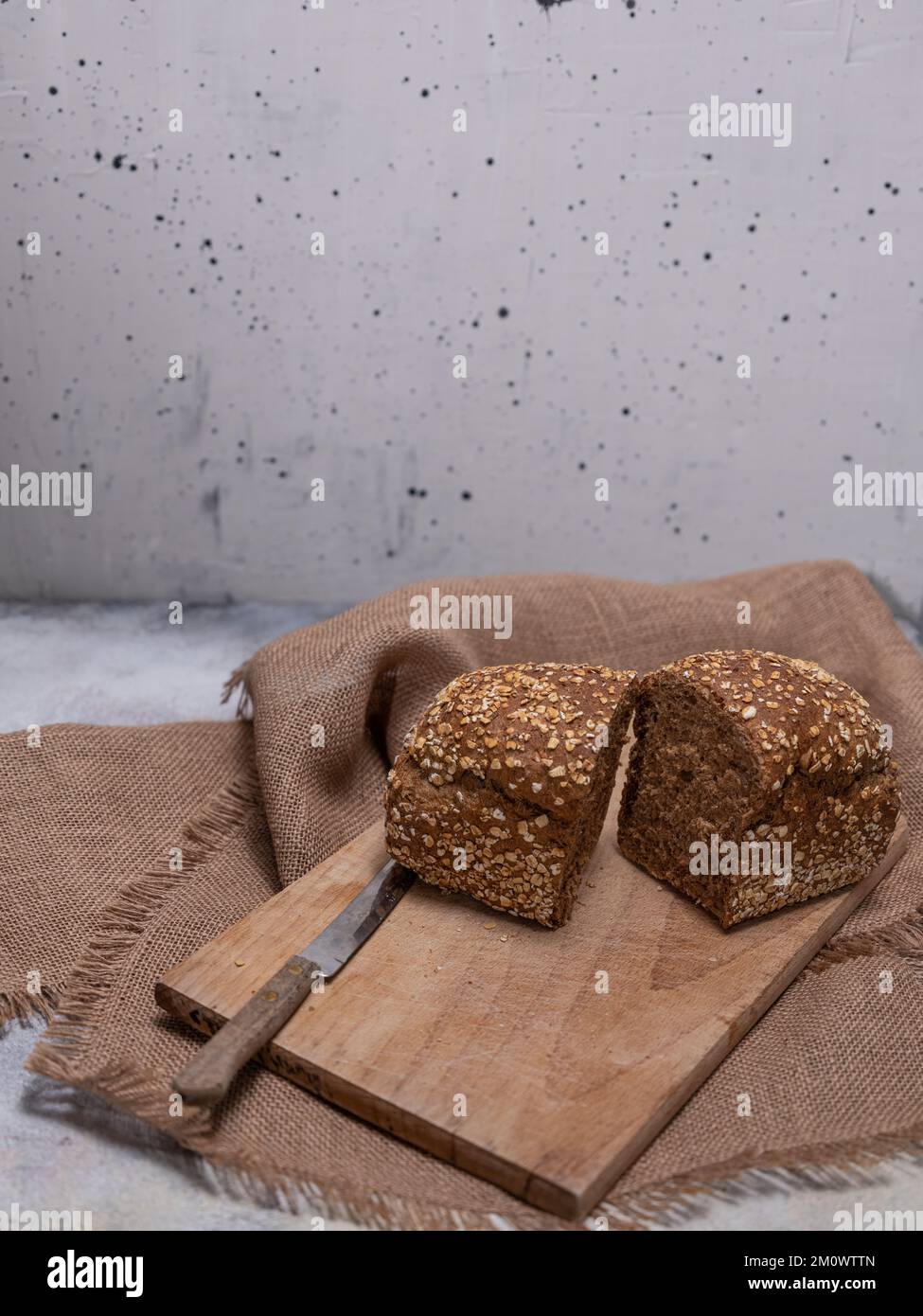 Pane appena sfornato sfondo grigio cemento Foto Stock