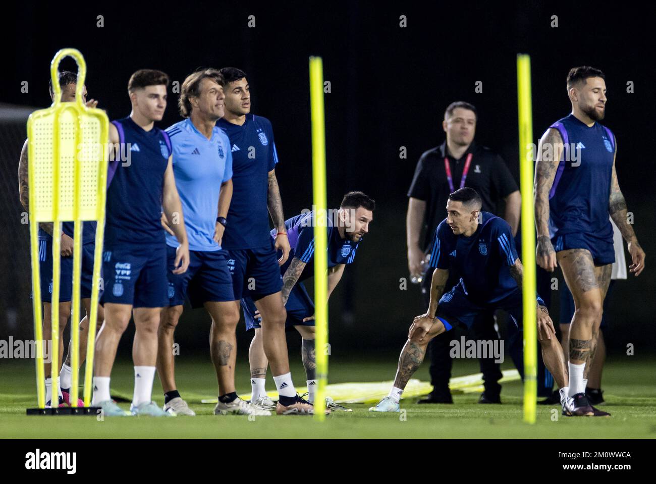 DOHA - Lionel messi e Angel di Mara'a durante una sessione di formazione della nazionale argentina presso il complesso formativo dell'Università del Qatar il 8 dicembre 2022 a Doha, Qatar. L'Argentina si prepara per i quarti di finale contro i Paesi Bassi. ANP KOEN VAN WEEL Foto Stock