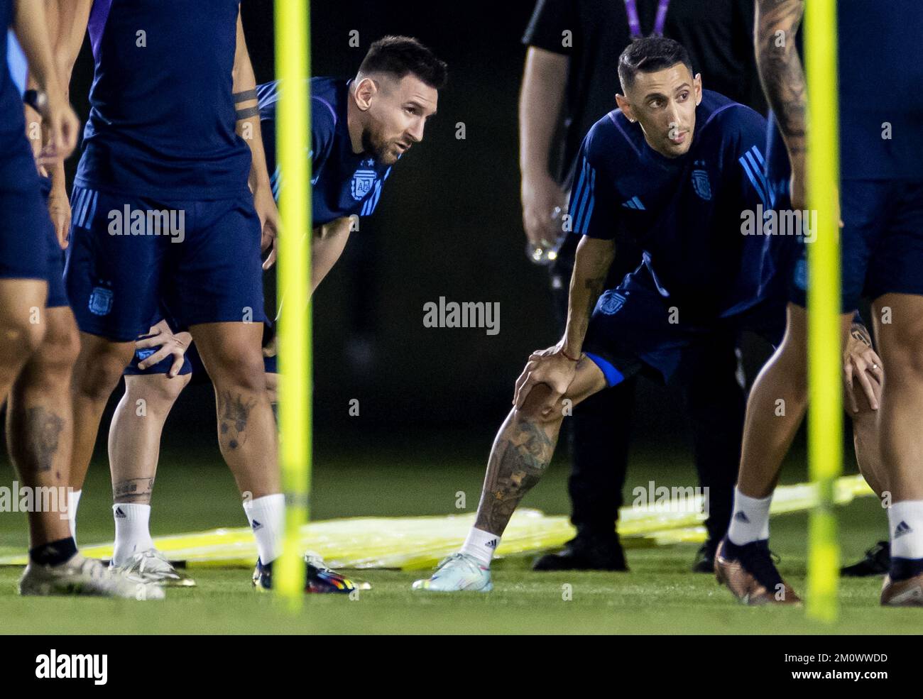 DOHA - Lionel messi e Angel di Mara'a durante una sessione di formazione della nazionale argentina presso il complesso formativo dell'Università del Qatar il 8 dicembre 2022 a Doha, Qatar. L'Argentina si prepara per i quarti di finale contro i Paesi Bassi. ANP KOEN VAN WEEL Foto Stock