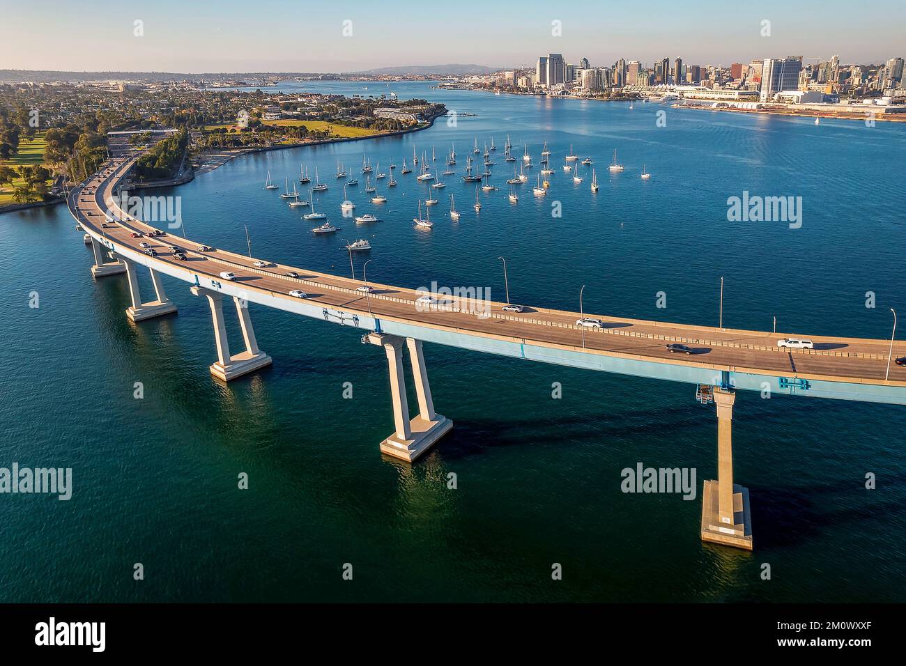 Vista aerea del Ponte Coronado nella baia di San Diego, nella California meridionale, in una calda giornata di sole, con barche nella baia e auto che attraversano il ponte Foto Stock