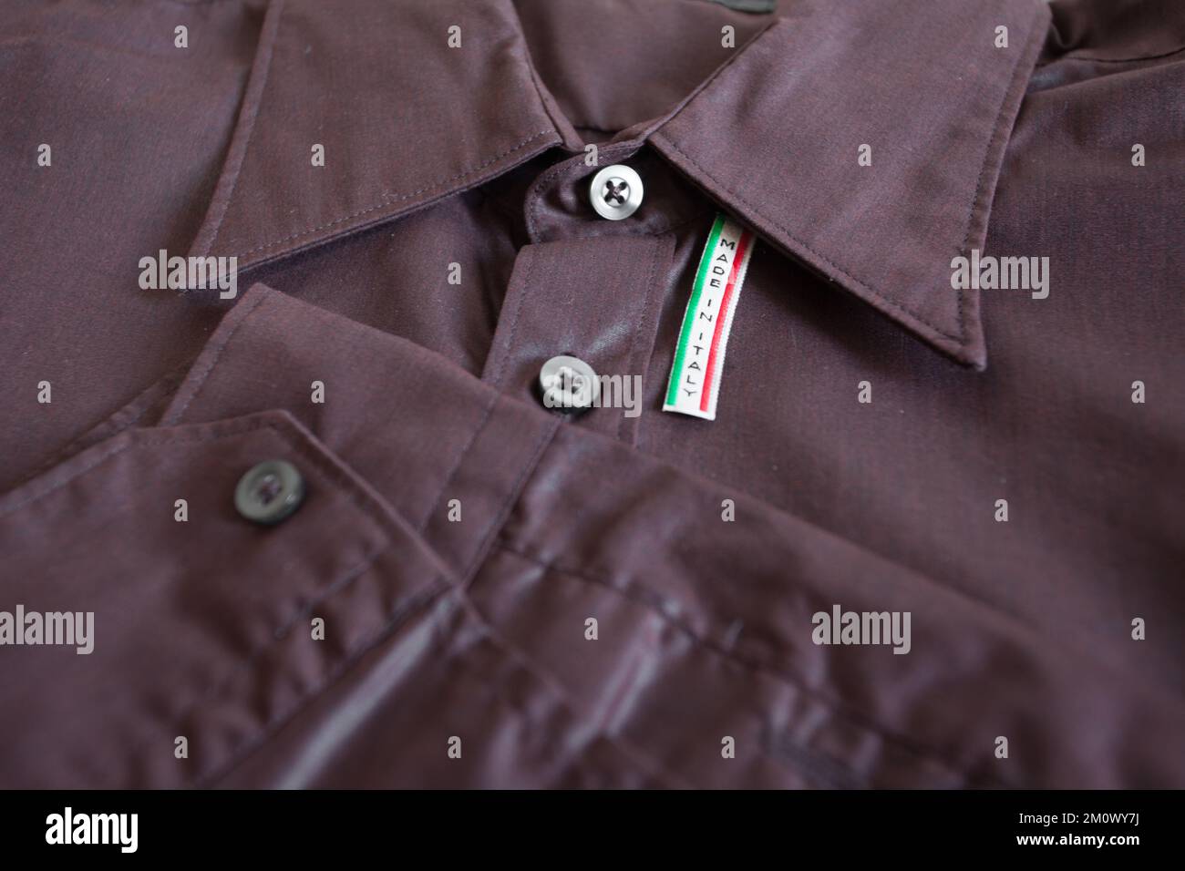 Etichetta Made in Italy su camicia in cotone viola Foto Stock