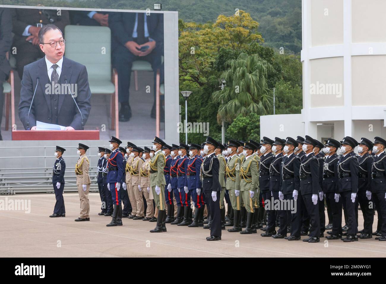 Il Segretario per la Giustizia, Paul Lam Ting-kwok, officia alla cerimonia di sollevamento della bandiera. I sei servizi disciplinari di Hong Kong hanno tenuto domenica una cerimonia di raccolta delle bandiere per celebrare la Giornata Nazionale della Costituzione - il 40th° anniversario della promulgazione e dell'attuazione della costituzione cinese - all'Hong Kong Customs College di Tuen Mun. Le bandiere sono state poi abbassate a metà-personale per piangere il passaggio dell'ex presidente Jiang Zemin. 04DEC22 SCMP/ K. Y. CHENG Foto Stock