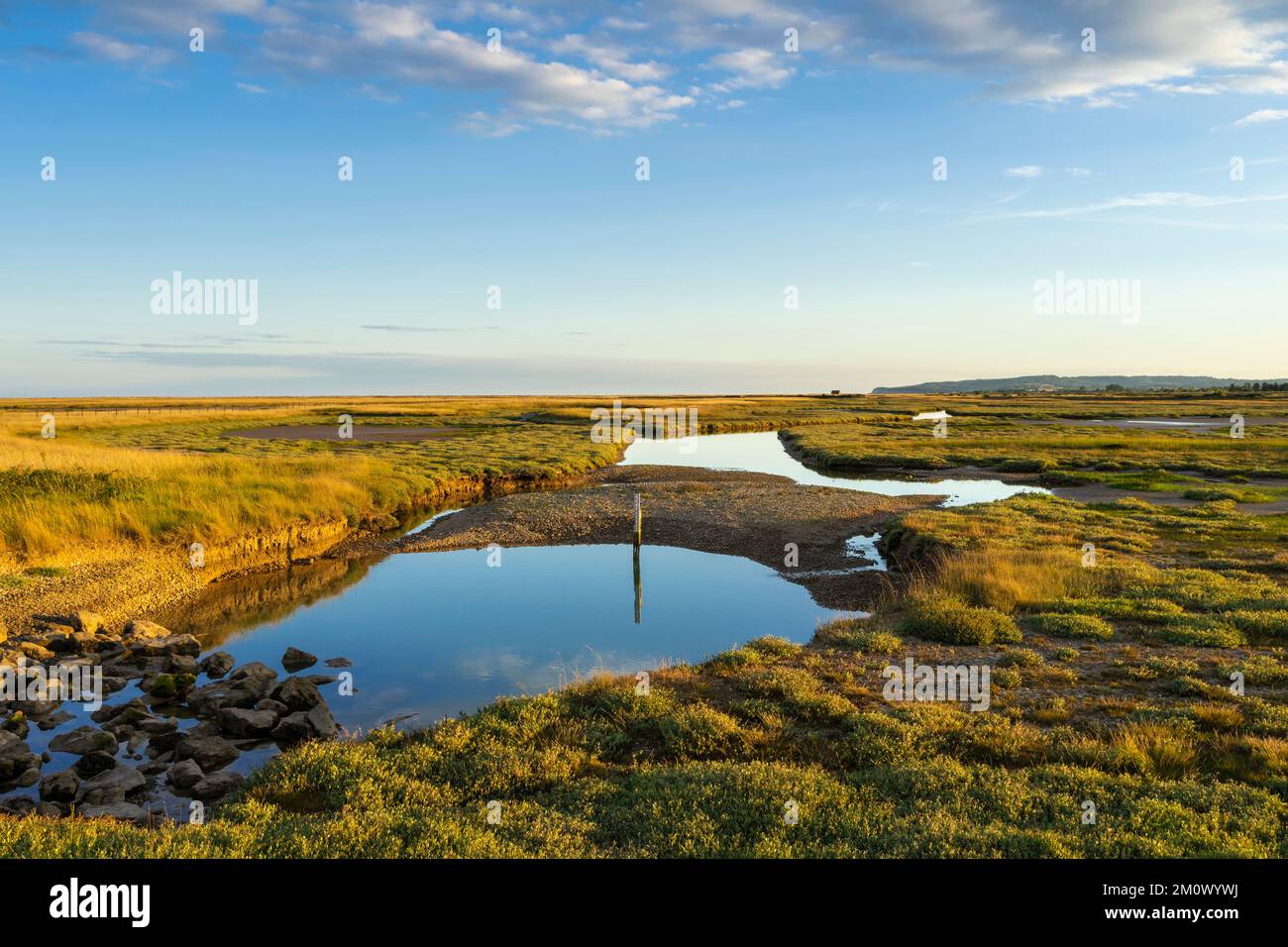 Riserva naturale di Rye Harbour zone umide e paesaggio di salpalude tramonto luce bassa sera Rye Harbour Rye Sussex Inghilterra Regno Unito GB Europa Foto Stock