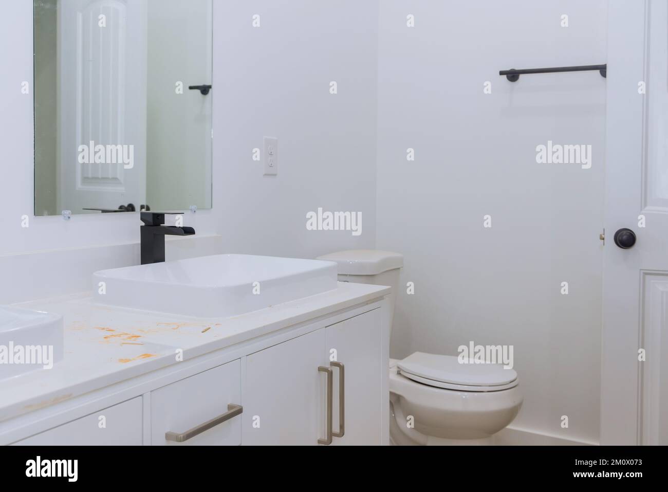 Il bagno principale è stato ristrutturato con gusto e il lavandino in marmo è stato aggiunto dopo un rinnovo Foto Stock