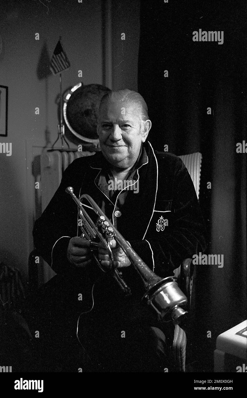 Wild Bill Davison, suonatore di tromba jazz americano, a casa sua a Copenaghen, Danimarca, 1978 Foto Stock