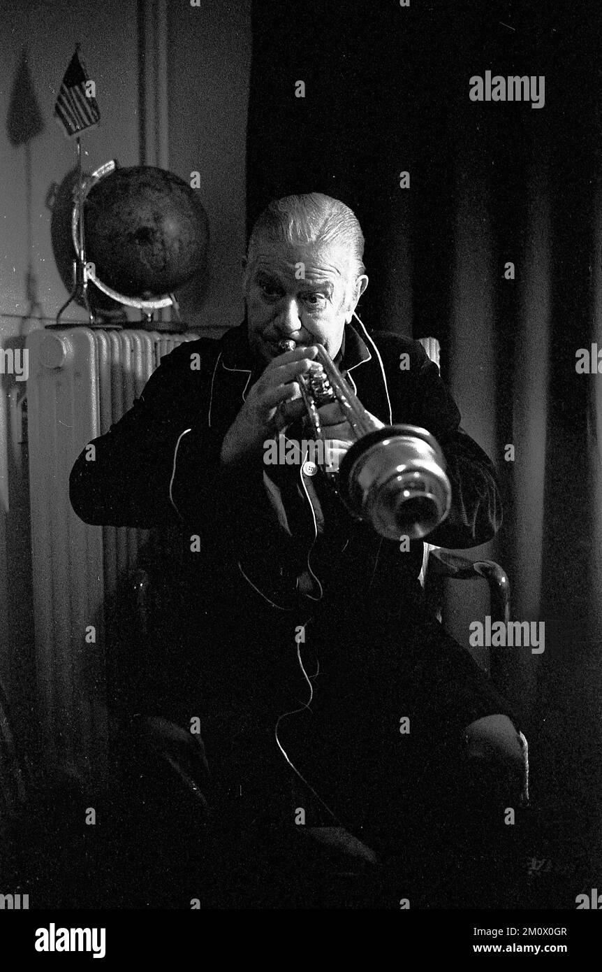 Wild Bill Davison, suonatore di tromba jazz americano, a casa sua a Copenaghen, Danimarca, 1978 Foto Stock