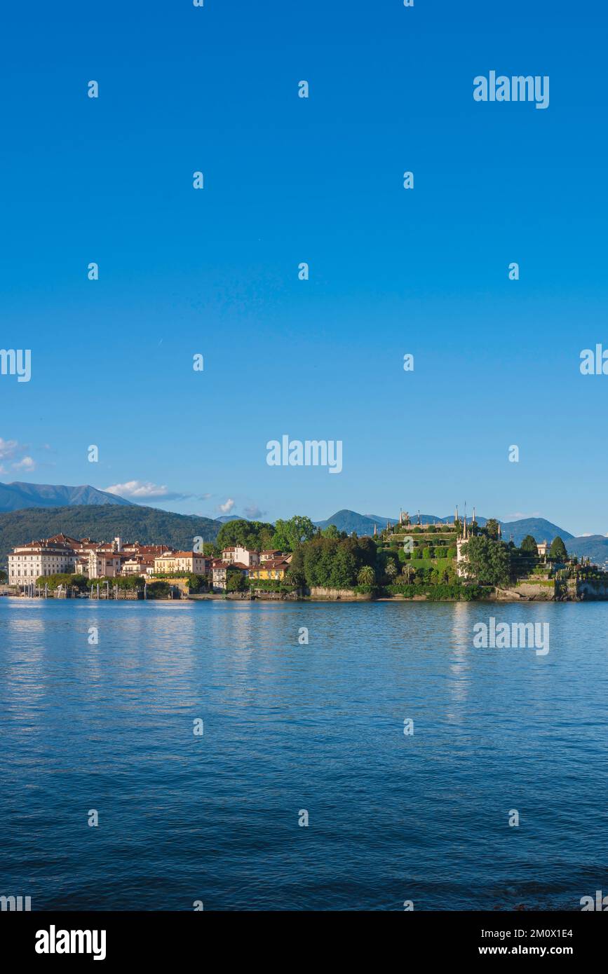 Isola Bella Italia, vista in estate del suggestivo Palazzo Borromeo e dei giardini Italianate sull'Isola Bella sul Lago maggiore, Piemonte, Italia Foto Stock