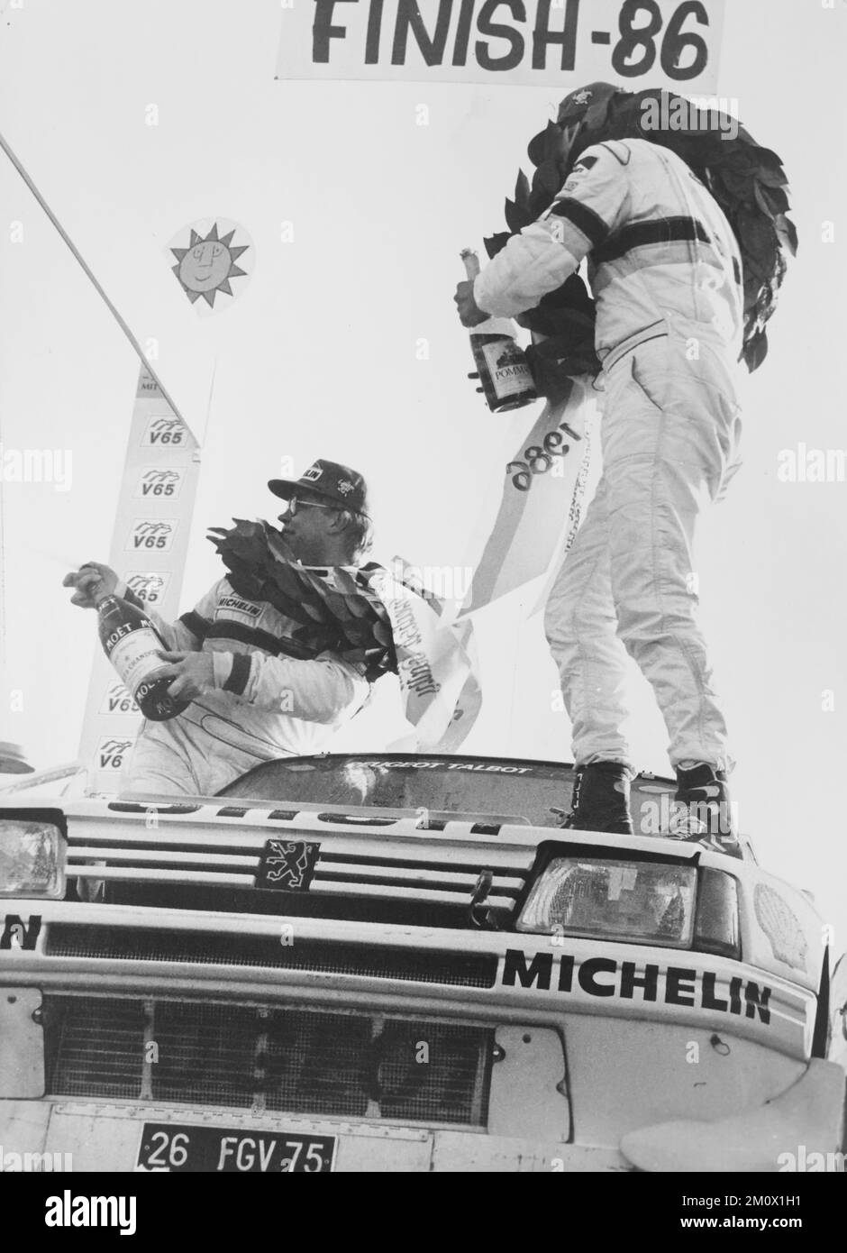 Rally Svedese 1986 (36th° Rally Internazionale Svedese), Karlstad, Svezia. Juha Piironen e Juha Kankkunen festeggiano dopo il traguardo. Foto Stock