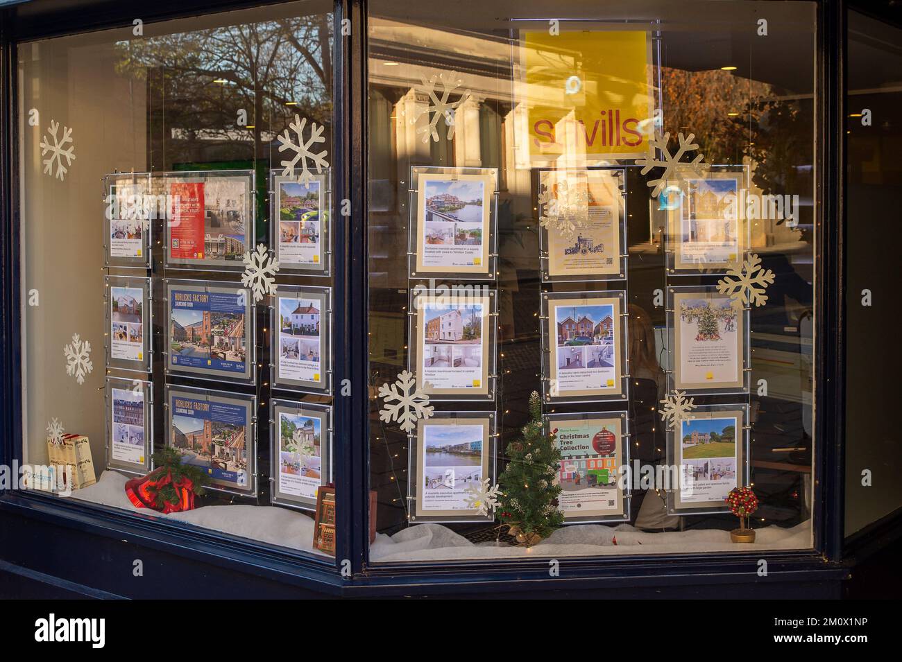 Windsor, Berkshire, Regno Unito. 8th dicembre 2022. Una filiale di Savills Estate Agents a Windsor. Mentre il costo della crisi vivente continua, i prezzi delle case sono scesi in novembre del 2,3% al tasso più veloce in 14 anni secondo Halifax. Credit: Maureen McLean/Alamy Live News Foto Stock