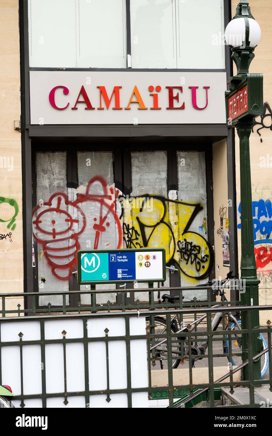 Chiuso negozio del marchio Camaieu a Parigi, in Francia, il 8 dicembre 2022. Il marchio pronto all'uso Celio acquista il marchio Camaieu per 1,8 milioni di euro all'asta. Il marchio francese Camaieu è stato liquidato alla fine di settembre, lasciando circa 2.100 dipendenti disoccupati. I rappresentanti dei dipendenti del marchio GO SPORT sono preoccupati per il futuro del marchio, di proprietà di Financière immobilière bordelaise, ex azionista di Camaieu, dopo la partenza del direttore generale. Foto di Pierrick Villette/ABACAPRESS.COM Foto Stock