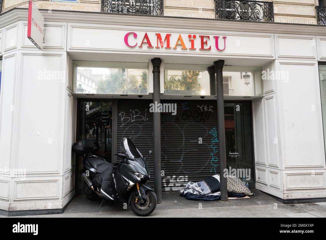 Chiuso negozio del marchio Camaieu a Parigi, in Francia, il 8 dicembre 2022. Il marchio pronto all'uso Celio acquista il marchio Camaieu per 1,8 milioni di euro all'asta. Il marchio francese Camaieu è stato liquidato alla fine di settembre, lasciando circa 2.100 dipendenti disoccupati. I rappresentanti dei dipendenti del marchio GO SPORT sono preoccupati per il futuro del marchio, di proprietà di Financière immobilière bordelaise, ex azionista di Camaieu, dopo la partenza del direttore generale. Foto di Pierrick Villette/ABACAPRESS.COM Foto Stock