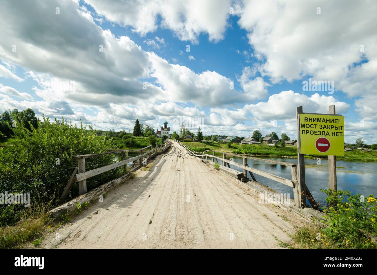 Fatiscente ponte di emergenza storto attraverso il fiume. Strada per il tempio Foto Stock
