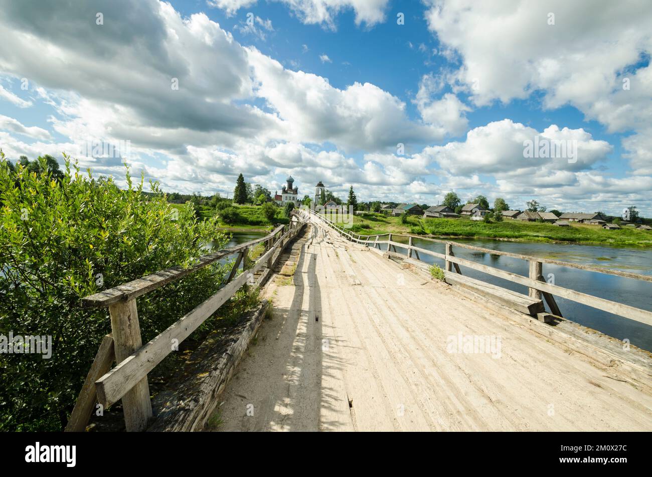 Fatiscente ponte di emergenza storto attraverso il fiume. Strada per il tempio Foto Stock