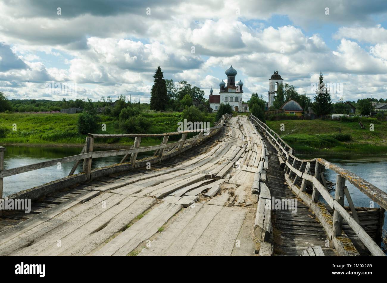 Fatiscente ponte di emergenza storto attraverso il fiume. Strada per il tempio Foto Stock