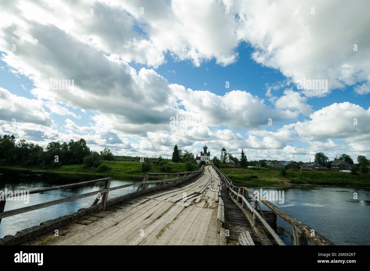 Fatiscente ponte di emergenza storto attraverso il fiume. Strada per il tempio Foto Stock