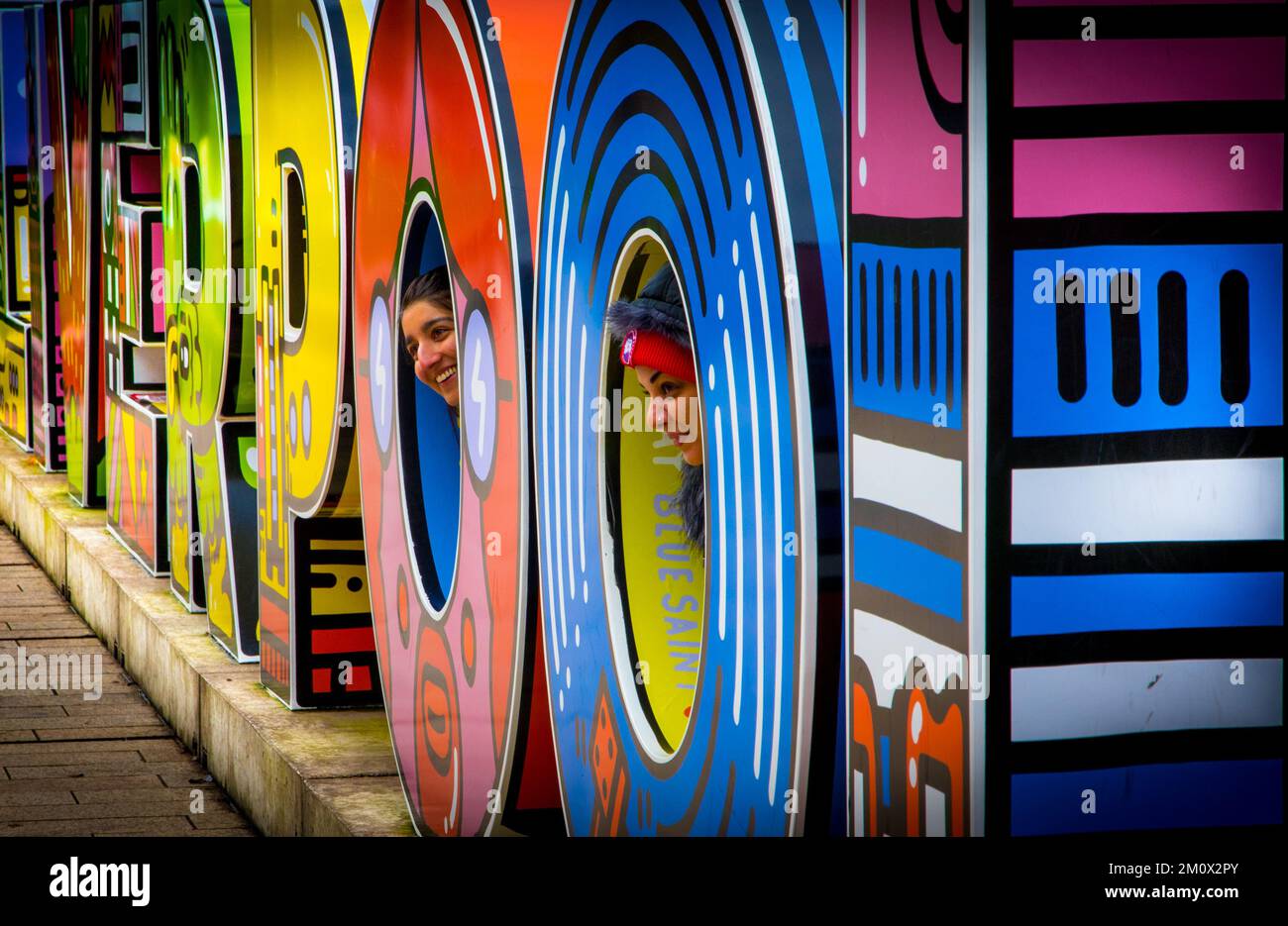 Due donne che si divertono a Liverpool Foto Stock