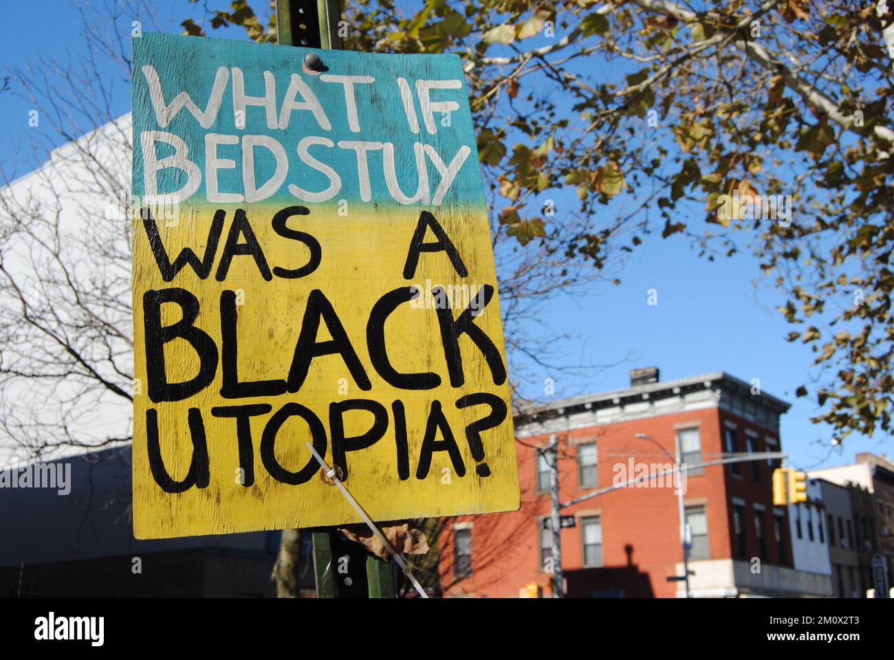 Brooklyn, New York, USA - 21 novembre 2022: Un cartello fatto a mano nel quartiere Bedford-Stuyvesant di Brooklyn chiede: "E SE BEDSTUY FOSSE Un'UTOPIA NERA?" Foto Stock