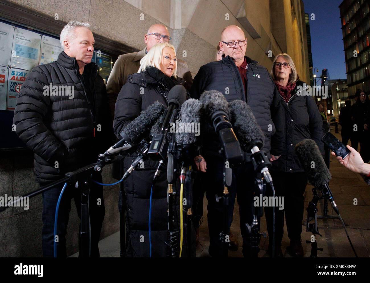 Londra, Regno Unito. 8th Dec, 2022. La famiglia e gli amici di Harry Dunns parlano ai media dopo il verdetto al Bailey vecchio. Anne Sacoolas è stata data una condanna di 8 mesi, sospesa per 12 mesi dopo che ha ucciso Harry Dunn nell'agosto 2019 mentre guidava sul lato sbagliato della strada credito: Mark Thomas/Alamy Live News Foto Stock
