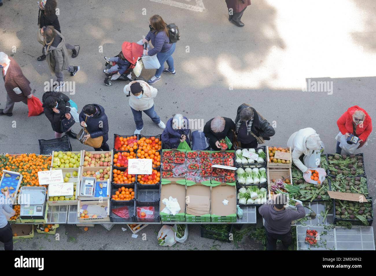 Farmerket in Italia. La gente fa shopping presso le bancarelle di frutta e verdura del mercato locale. Visto dall'alto, Siena, Italia Foto Stock