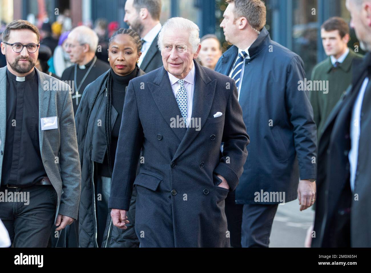 Re Carlo III visita la Chiesa etiope a Kings Cross, nel nord di Londra il giorno in cui il figlio Principe Harry la serie Netflix del Duca di Sussex è releana Foto Stock