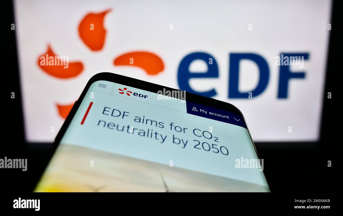 Telefono cellulare con sito web della società di energia Electricite de France S.A. (EDF) sullo schermo davanti al logo. Messa a fuoco in alto a sinistra del display del telefono. Foto Stock