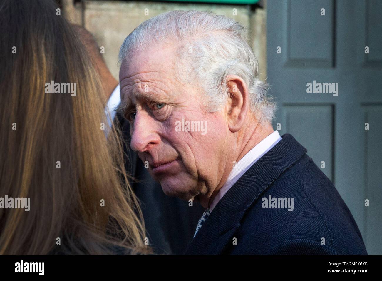 Re Carlo III visita la Chiesa etiope a Kings Cross, nel nord di Londra il giorno in cui il figlio Principe Harry la serie Netflix del Duca di Sussex è releana Foto Stock