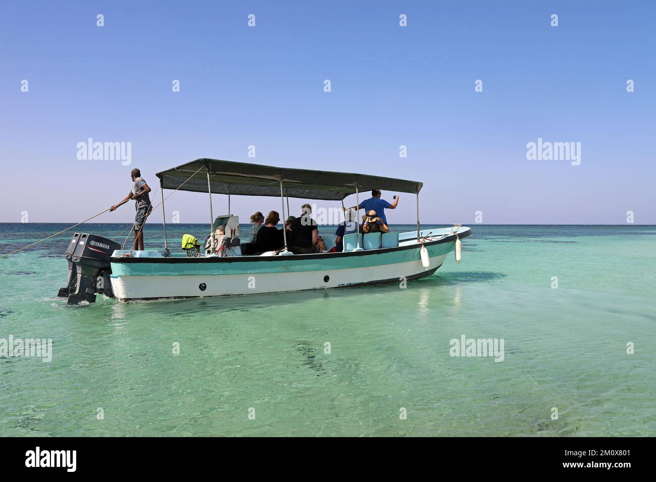I turisti in un'escursione in mare al remoto Arcipelago di Dahlak nel Mar Rosso Foto Stock
